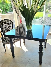 Czarny stół, toczone nogi, wysoki połysk.