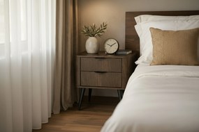 Szafka nocna Edrin 63 cm z szufladami - dąb dunin / czarny