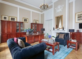 Elegancka klasyczna ława kawowa prostokątna. Ława ma kolor koniaku, widoczne usłojenie, dodatkową półkę poniżej blatu. Nogi oszczędnie frezowane. Ława z kolekcji mebli gabinetowych Prestige.