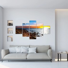 Obraz - Mewa lecąca nad wybrzeżem (125x70 cm)
