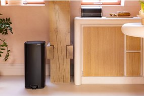 Stalowy kosz na śmieci z pedałem w kolorze matowej czerni 30 l Bo – Brabantia
