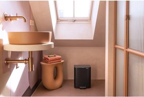 Stalowy kosz na śmieci z pedałem w kolorze matowej czerni 12 l Bo – Brabantia