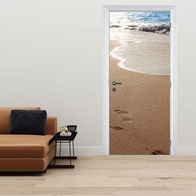 Fototapeta na drzwi - Ślady stóp na piasku i morzu (95x205cm)
