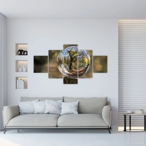 Obraz - Odbicie w szklanej kuli (125x70 cm)