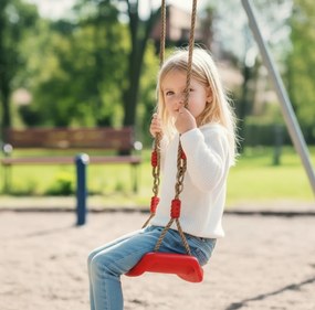 Huśtawka ogrodowa dla dzieci plastikowa Zoya czerwona 100 kg