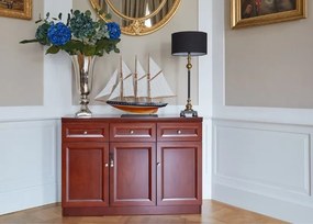 Elegancka klasyczna komoda do biura Elegance. Komoda ma 3 drzwi i 3 szuflady. Podwójne drzwi są zamykane na kluczyk, fronty wykończone płyciną, komoda jest fornirowana drewnem.