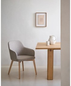 Beżowy tapicerowany fotel jadalniany z podłokietnikami Nelida – Kave Home