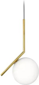 Lampa wisząca w złotym kolorze z kulistym mlecznym kloszem