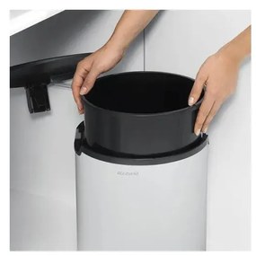 Biały stalowy kosz na śmieci do zabudowy 15 l – Brabantia