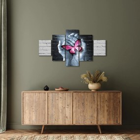 Obraz - Różowy motyl w ścianie (125x70 cm)