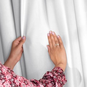 Biała aksamitna zasłona częściowo zaciemniająca (dimout) 140x270 cm Eyelets – Restilo