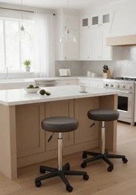 Brązowy zestaw dwóch tapicerowanych taboretów na kółkach W6-B81