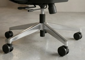 Najwyższej klasy fotel biurowy z pełną regulacją 3D (podłokietniki, zagłówek, lędźwie, głębokości siedziska. Ergonomiczne oparcie, baza chromowana. Odporność 110k cykli Martindale'a. Zgodny z normą BHP 2023. Super cena!