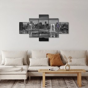 Obraz - Duże miasto z fioletową wieżą (125x70 cm)