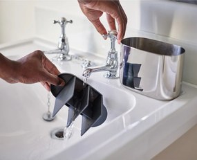 Stojak na szczoteczki do zębów ze stali nierdzewnej w kolorze srebra z połyskiem EasyStore Luxe – Joseph Joseph