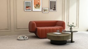Welurowa sofa z dekoracyjnymi poduszkami Nua N90