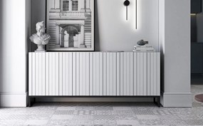 Komoda z 3 drzwiami – Korpus biały mat, ryflowane fronty biały mat – 168 cm, czarna metalowa rama