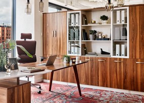 Wysokiej klasy fotel biurowy ergonomiczny Ergo 900 brązowy, tapicerowany skórą naturalną. Fotel biurowy skórzany.