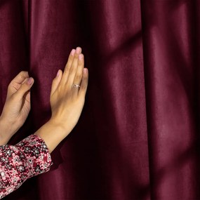 Bordowa aksamitna zasłona częściowo zaciemniająca (dimout) 140x245 cm Eyelets – Restilo