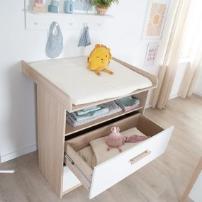 Biało-naturalna komoda dziecięca w dekorze dębu z przewijakiem 88x98x75 cm Cabane – Roba