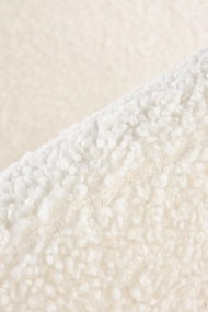 Fotel Grifon tapicerowany tkaniną typu baranek na złotych nóżkach