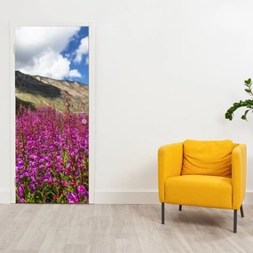 Fototapeta na drzwi - Krajobraz górskiej łąki (95x205cm)