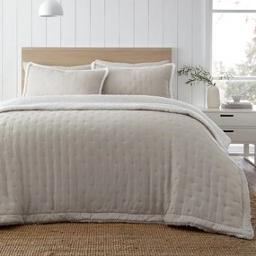 Kremowa narzuta pikowana z materiału sherpa 220x230 cm Cosy Nori – Catherine Lansfield