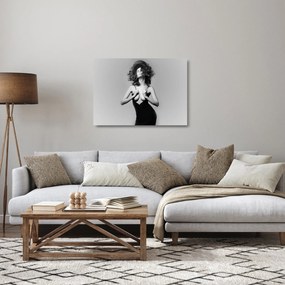 Obraz na szkle kobiety w czarnej sukience (70x50 cm)