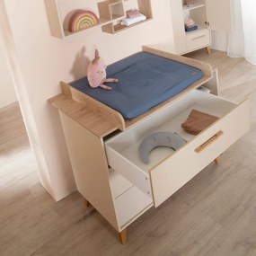 Kremowa/w naturalnym kolorze komoda dziecięca w dekorze dębu z przewijakiem 117x103x78 cm Jil – Roba