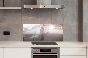 Panel szklany do Kuchni Srebrny Samochód na Miejskiej Ulicy