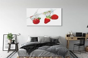 Obraz drukowany na płótnie Truskawki w Wodzie na Białym Tle
