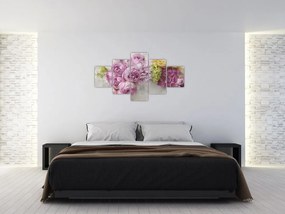 Obraz - Kwiaty na ścianie w pastelowych kolorach (125x70 cm)