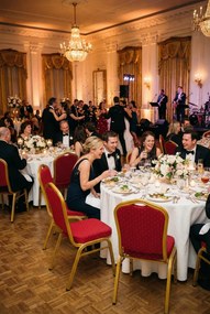 Czerwone bankietowe krzesło sztaplowane K7-S50