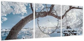 Obraz ośnieżonego drzewa nad wodą (z zegarem) (90x30 cm)