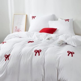 Piękna pościel z czerwonymi kokardami na białym tle