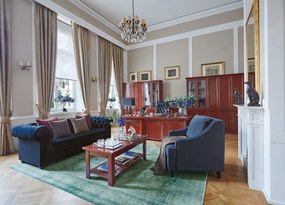 Elegancka klasyczna ława kawowa prostokątna. Ława ma kolor koniaku, widoczne usłojenie, dodatkową półkę poniżej blatu. Nogi oszczędnie frezowane. Ława z kolekcji mebli gabinetowych Prestige.