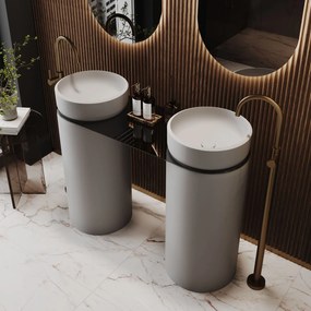 Dwie umywalki z konglomeratu wolnostojące okrągłe 85 x 40 cm RONA bez przelewu połączone półką szklaną | Różne kolory półki : Kolor szklanej półki - Zielony, Kolor umywalki RONA - Szary matowy, Podłączenie syfonu - Do podłogi