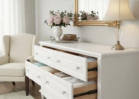 Biała komoda z szufladami Nelia. 6 pojemnych szuflad w dwóch rzędach, białe gałki, frezowania. Komoda do salonu, komoda do sypialni.