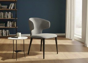 Stylowe krzesło Serene, które łączy miękką tkaninę z wygodą i solidnym wykonaniem, idealne do wnętrz z charakterem.