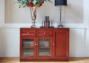 Elegancka klasyczna komoda do gabinetu Elegance. Komoda jest 3-drzwiowa, ma 2 drzwi przeszklonych, 2 szuflady. Komoda jest fornirowana, fronty wykończone płyciną. Funkcjonalna komoda biurowa.