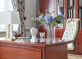 Elegancki fotel gabinetowe Consul tapicerowany skórą naturalną w kolorze brązowym, czarnym lub kremowym. Fotel ma drewnianą ramę i podłokietniki, mechanizm tilt, jest wygodne i solidnie wykonane.