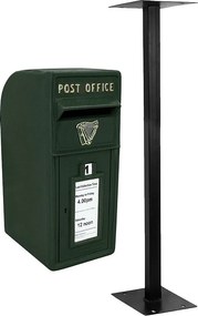 Zielona irlandzka skrzynka pocztowa ze stojakiem
