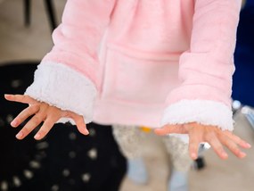 Dziecięcy koc bluza z rękawami i kapturem HOODIE UNICORN różowy