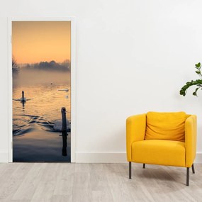 Fototapeta na drzwi - Łabędzie na wodzie we mgle (95x205cm)