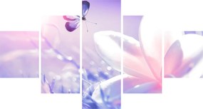 Obraz - Motyl lecący do kwiatu (125x70 cm)