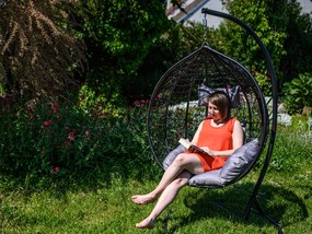 Czarne wiszące krzesło KOKON ze stojakiem, szara poduszka