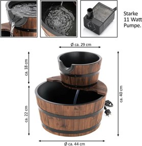 Fontanna ogrodowa - fontanna z dwoma drewnianymi wiaderkami