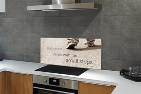 Szklany Panel Napis na Betonie i Buty