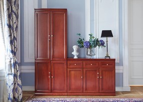 Elegancka szafa do biura Diamante. Szafa ma pełne drzwi, zamki na kluczyk, fronty wykończone płyciną, półki o regulowanej wysokości. Jest elegancko fornirowana na kolor koniaku, ma piękny cokół i gzyms.