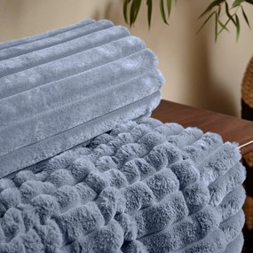 Niebieski koc z mikropluszu 130x170 cm Cosy Ribbed – Catherine Lansfield